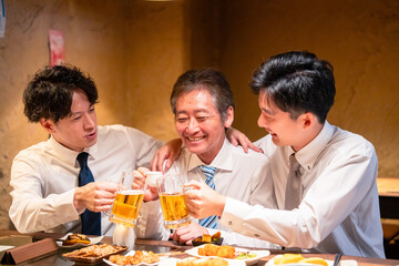 上司と肩を組みながら居酒屋で飲むサラリーマン