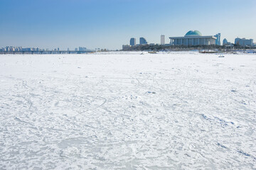 눈과 얼음으로 가득한 한강과 국회의사당
