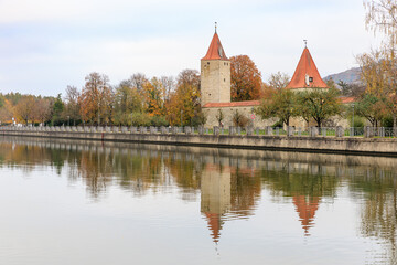 Obraz premium Blick über den Rhein-Main-Donau-Kanal auf die mittelalterliche Stadtmauer von Berching in der Oberfpfalz, Bayern im Herbst