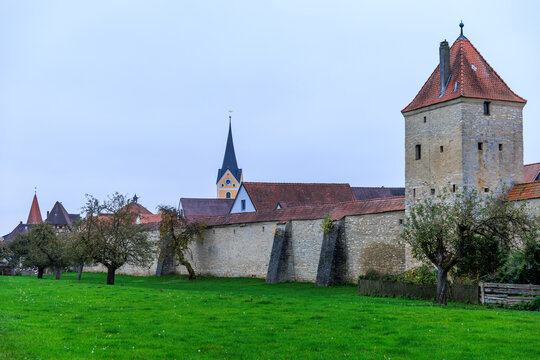 Wehrmauer von Berching in der Oberpfalz, Bayern im Herbst