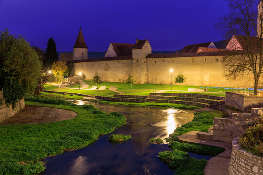 Nachtaufnahme der mittelalterlichen Stadtmauer von Berching in der Oberpfalz, Bayern