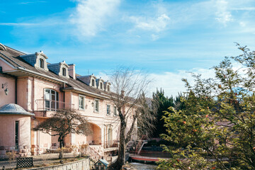 青空とヨーロッパ風の建物　河口湖 音楽と森の美術館