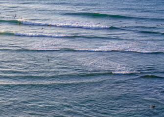Fototapeta premium Surfers viewed from near Diamond Head Lighthouse in Honolulu, Hawaii.