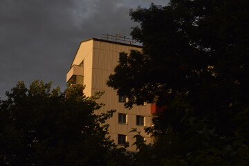 Franz Koblizka Hof im bewölkten Sonnenuntergang