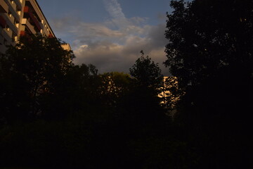Franz Koblizka Hof im bewölkten Sonnenuntergang