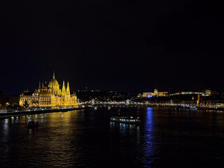 Obraz premium Budapest parliament with danube