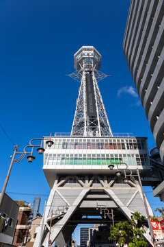 大阪・新世界中心部に建つ展望塔「通天閣」（2024年12月撮影）