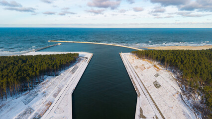 Obraz premium Przekop Mierzei Wiślanej z drona zimą