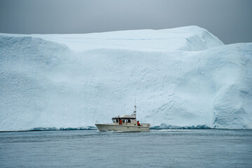 Große Eisberge und Gletscher in Grönland bei Ilulissat in der Diskobucht