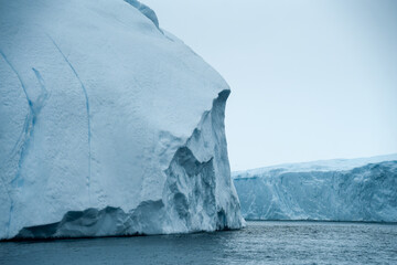 Große Eisberge und Gletscher in Grönland bei Ilulissat in der Diskobucht