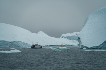 Große Eisberge und Gletscher in Grönland bei Ilulissat in der Diskobucht