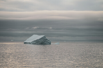Große Eisberge und Gletscher in Grönland bei Ilulissat in der Diskobucht