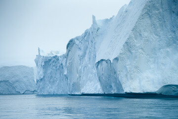 Große Eisberge und Gletscher in Grönland bei Ilulissat in der Diskobucht