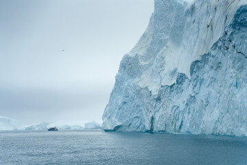 Große Eisberge und Gletscher in Grönland bei Ilulissat in der Diskobucht