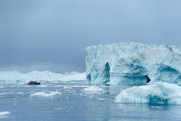Große Eisberge und Gletscher in Grönland bei Ilulissat in der Diskobucht