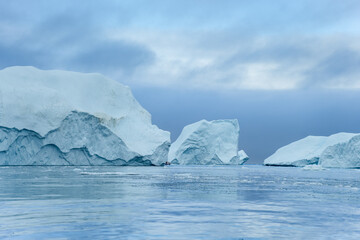 Große Eisberge und Gletscher in Grönland bei Ilulissat in der Diskobucht