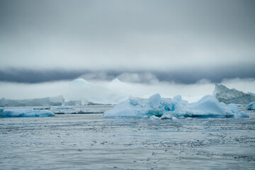 Große Eisberge und Gletscher in Grönland bei Ilulissat in der Diskobucht