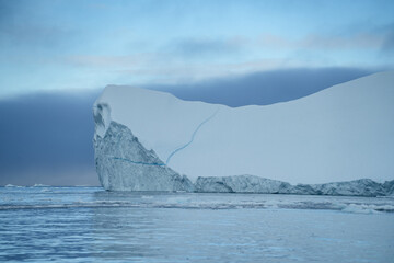 Große Eisberge und Gletscher in Grönland bei Ilulissat in der Diskobucht