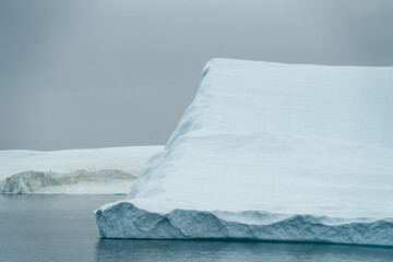 Große Eisberge und Gletscher in Grönland bei Ilulissat in der Diskobucht
