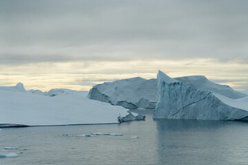 Große Eisberge und Gletscher in Grönland bei Ilulissat in der Diskobucht
