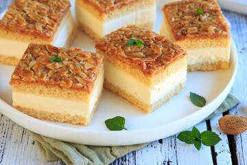 Gefüllter Bienenstich kuchen