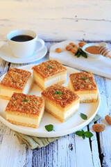 Bienenstich mit Vanille-Sahne-Füllung