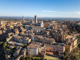 Obraz premium Aerial drone view of the old town center and duomo di Siena, a cathedral in Siena, Italy.