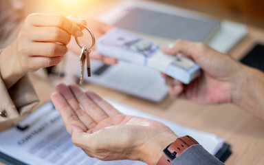 The house buying and selling office and the sales staff are making a contract for the house.