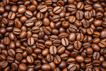 Obraz premium Close-up of roasted coffee beans with rich brown tones.