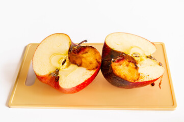 半分にカットした腐ったリンゴ