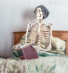 ein Skelett im Bett