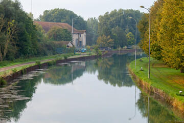 Obraz premium Conde-sur-Marne, view of Marne river. Autumn in Champagne wine making region near Epernay, France. Travelling in Champagne, Grand Est.