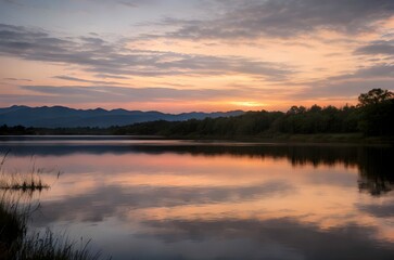 Fototapeta premium 湖と山と夕焼けの美しい景色
