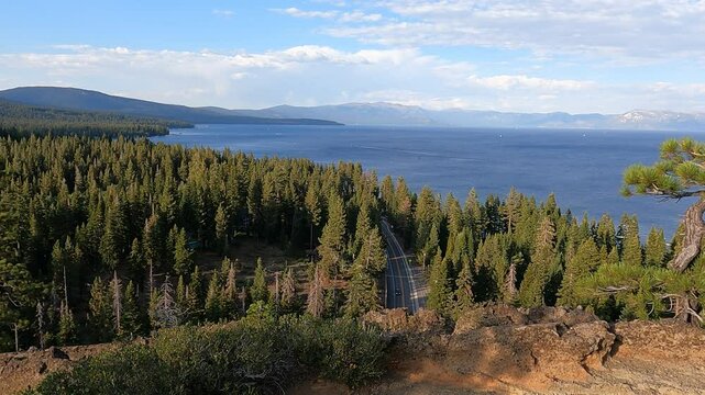 MIRADOR DESDE LO ALTO DE UNA MONTA&Ntilde;A CON VISTA AL LAGO Y CARRETERA
