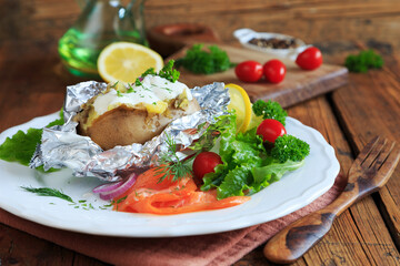 Ofenkartoffel mit Lachs auf Salatbett