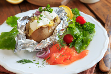 Ofenkartoffel mit Kräuterquark und Räucherlachs 