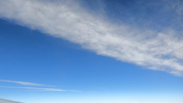 VISTA AEREA DEL CIELO CON NUBES DESDE LA VENTANA DE UN AVION