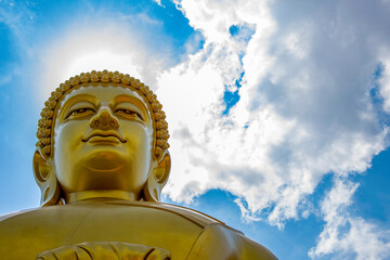 Złoty Budda na tle błękitnego nieba – majestatyczny symbol duchowości i oświecenia w Tajlandii © damian