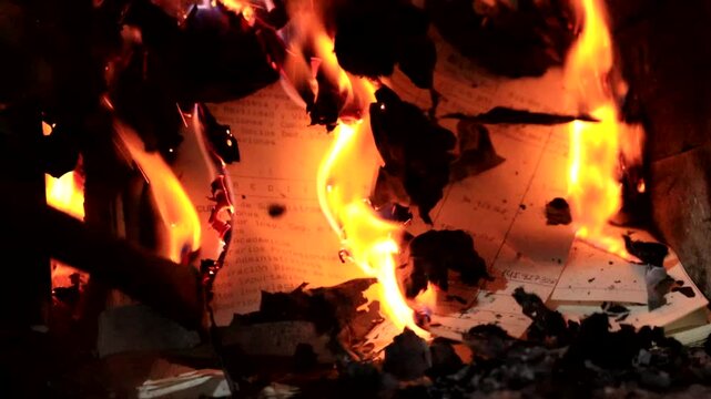 Papel y documentos quem&aacute;ndose con llamas intensas. Vista horizontal. C&aacute;mara lenta