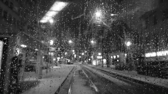 Blick aus der Strassenbahn - bei einer Fahrt durch die winterlicher nacht in der Stadt