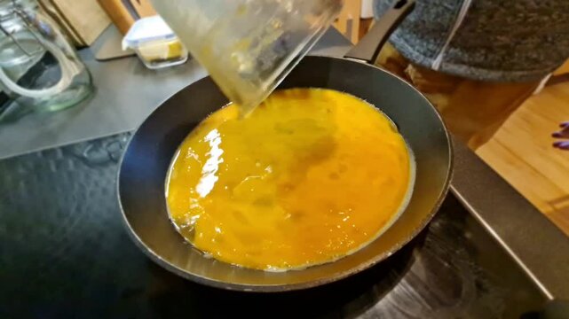 Kochen - R&uuml;hrei in der hei&szlig;en Pfanne