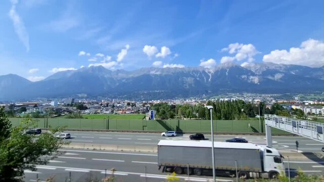 Nordkette - Autofahrt mit Blick auf die Berge -  Innsbruck - &Ouml;sterreich