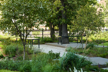 Obraz premium A Serene Urban Garden Filled with Lush Greenery, Beautiful Walkways, and Inviting Spaces