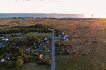 Stimmungsvoller Sonnenuntergang über grünen Wäldern