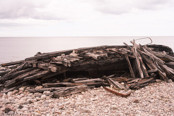 Altes Schiffswrack am Strand