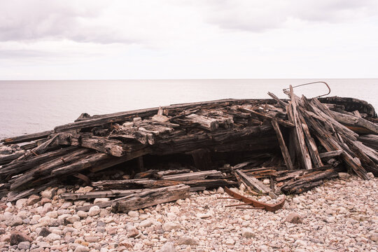 Altes Schiffswrack am Strand