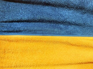 Zwei Frottee-Handtücher, geformt zur ukrainischen Flagge.