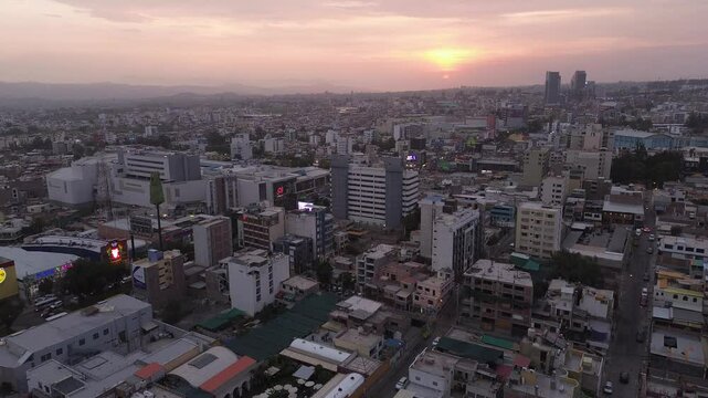 Vista a&eacute;rea del distrito de Cayma en Arequipa al atardecer