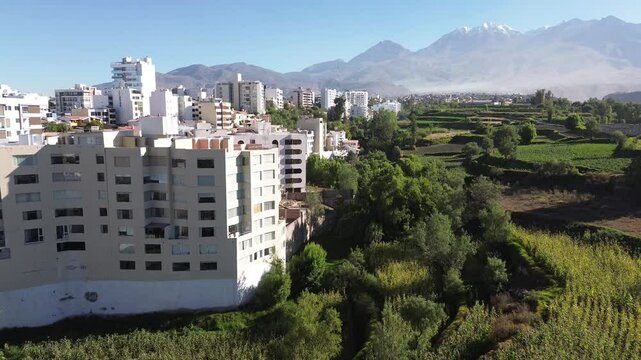 Vista a&eacute;rea del distrito de Cayma en Arequipa, mostrando la campi&ntilde;a y el volc&aacute;n Chachani de fondo durante el d&iacute;a