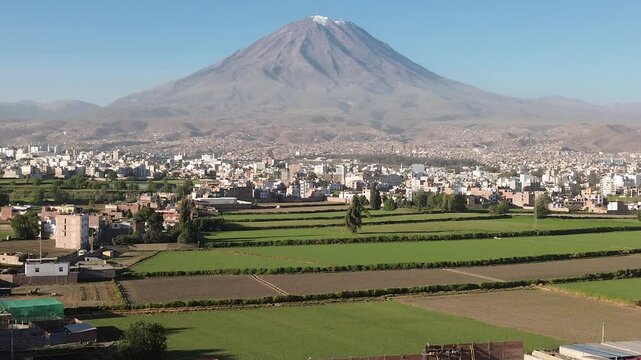 Vista a&eacute;rea de la campi&ntilde;a de la ciudad de Arequipa, Per&uacute; con el volc&aacute;n Misti de fondo